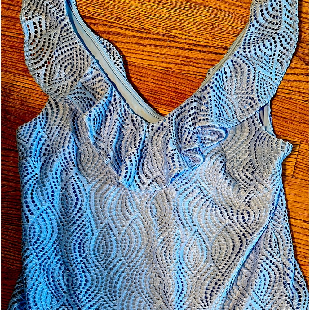 Alessa Tank Top size medium $38 EUC flowing leaf lace